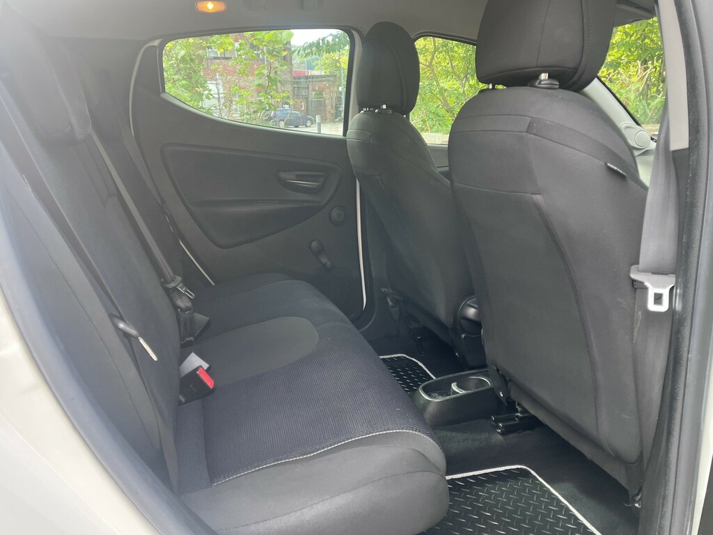 Chrysler Ypsilon Hatchback  #11