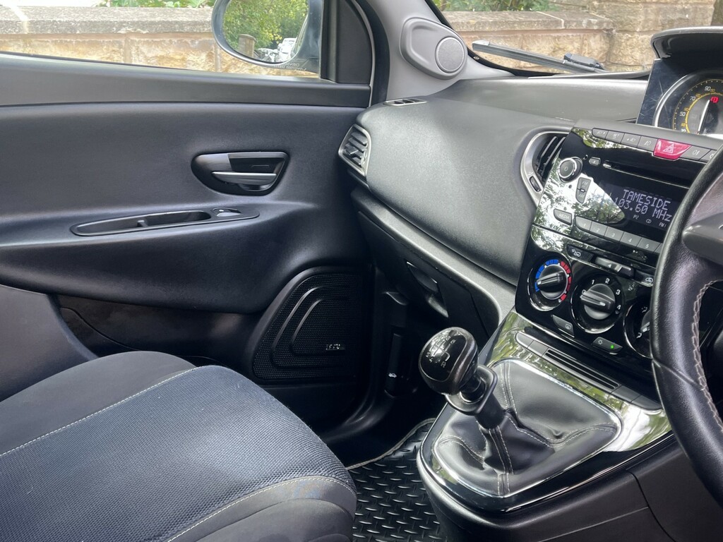 Chrysler Ypsilon Hatchback  #10
