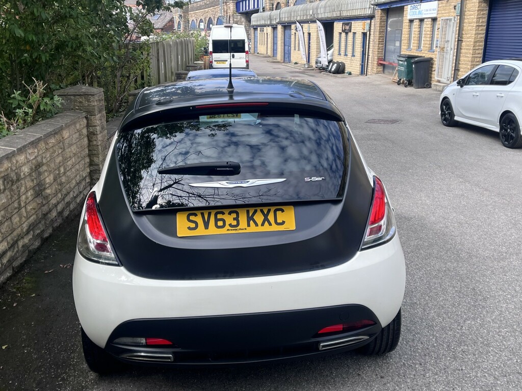 Chrysler Ypsilon 1.2 S-series Hatchback Euro 5 S SV63KXC White #5