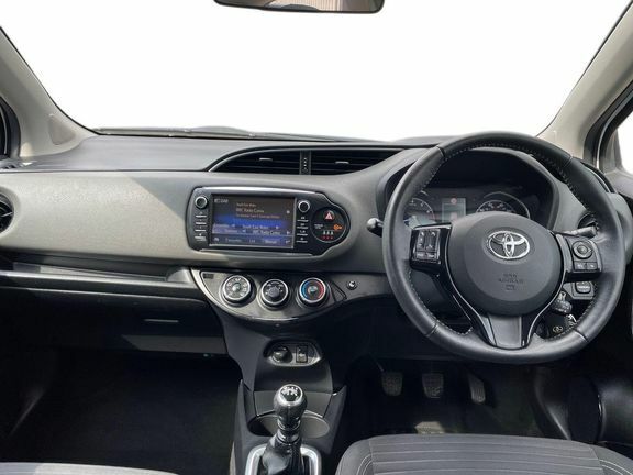 Toyota Yaris 1.5 Icon Tech CN18YBR White #6