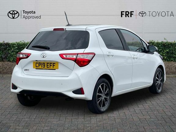 Toyota Yaris 1.5 Vvt-i Icon Tech Euro 6 CP19EFF White #2