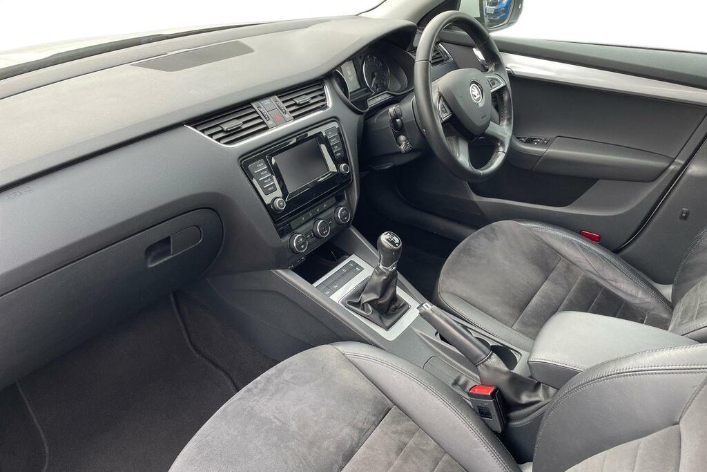Skoda Octavia 1.4 Tsi Elegance PF15EFP White #2