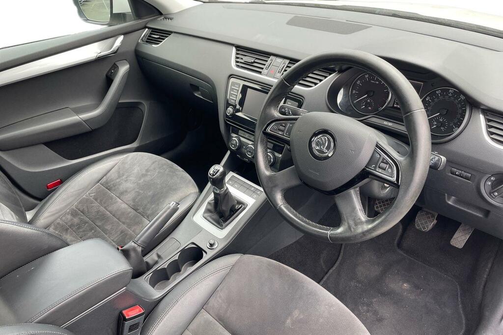 Skoda Octavia 1.4 Tsi Elegance PF15EFP White #6