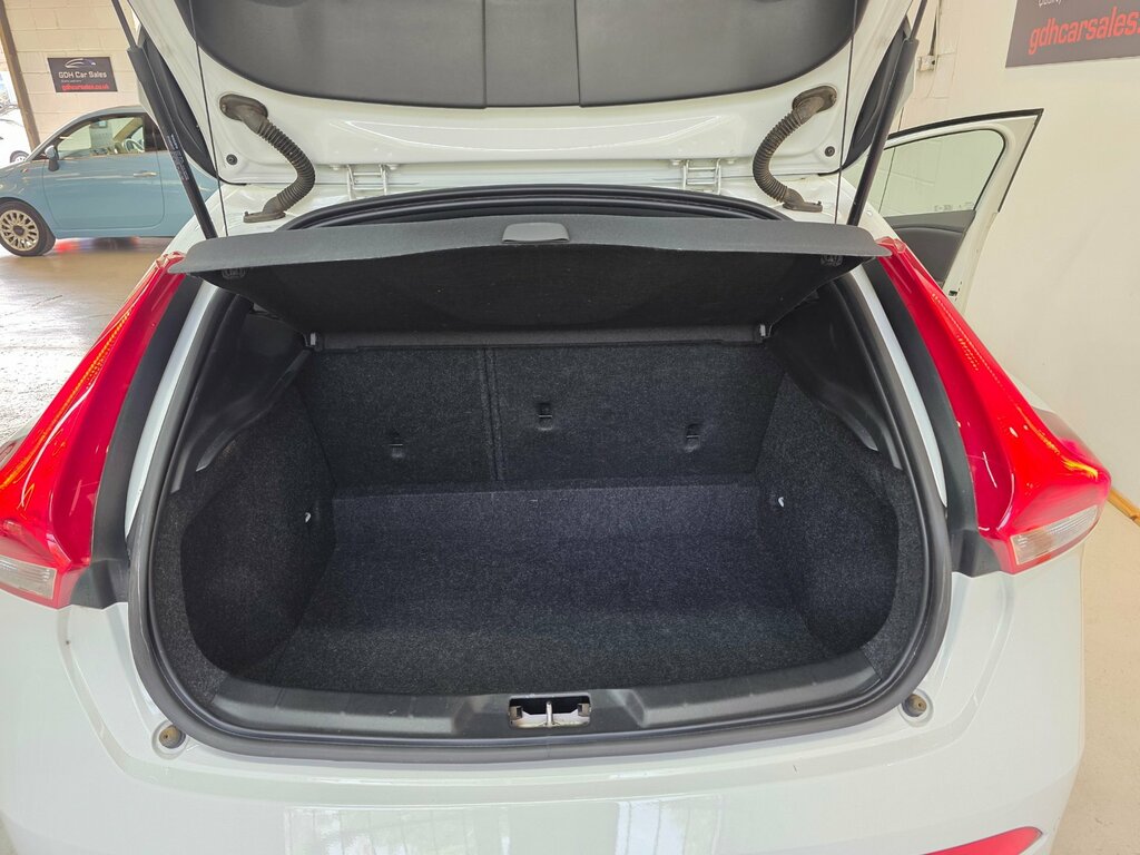 Volvo V40 1.5 T3 R-design Nav Plus Hatchback White #4