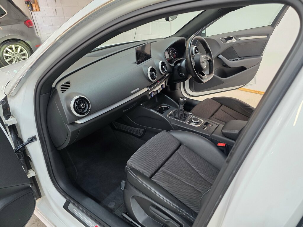 Audi A3 1.4 Tfsi Cod S Line Sportback Eu MT66FWR White #4