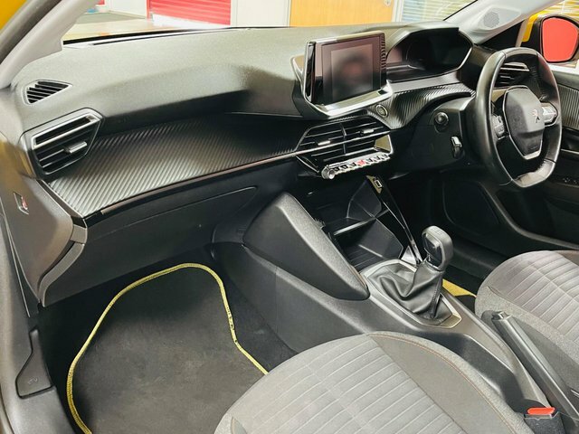 Peugeot 208 Puretech Active Hatchback Yellow #6