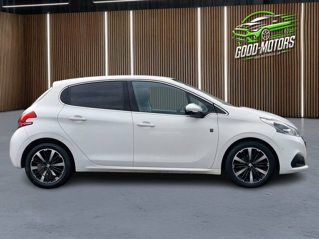 Peugeot 208 Tech Edition White #6