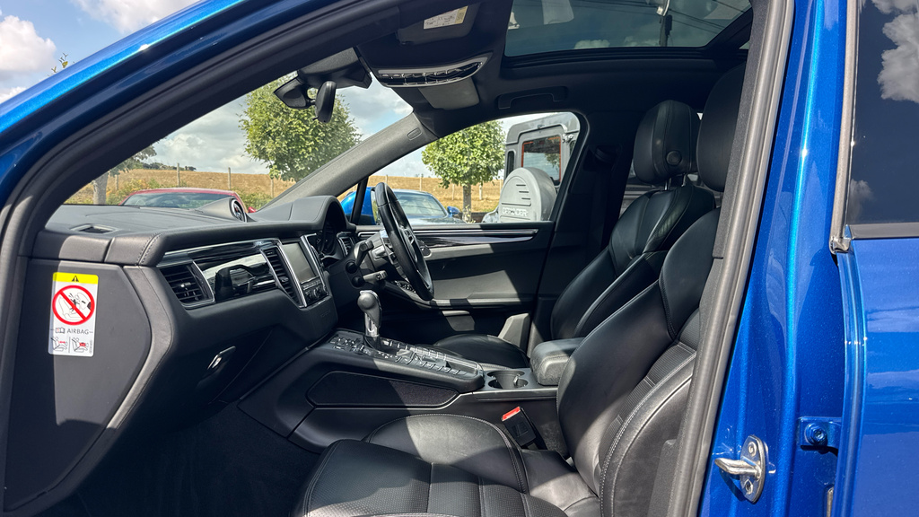 Porsche Macan Estate AJ52JAT Blue #3