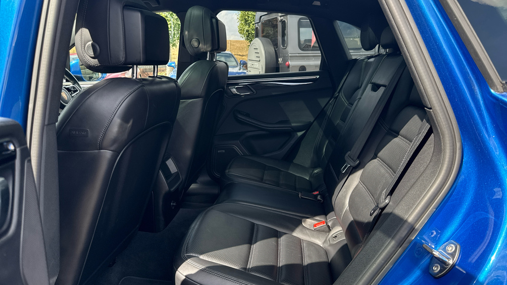 Porsche Macan Estate AJ52JAT Blue #4
