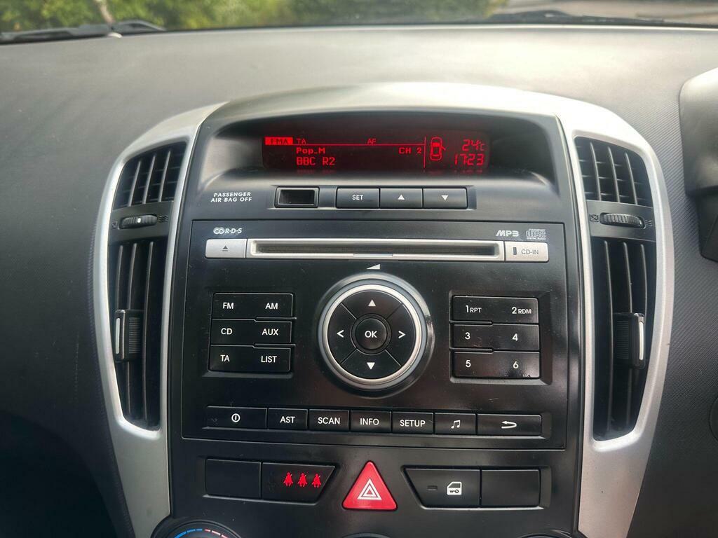 Kia Ceed Hatchback White #31