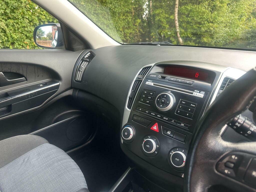 Kia Ceed Hatchback White #26