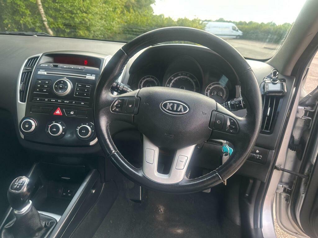 Kia Ceed Hatchback White #24