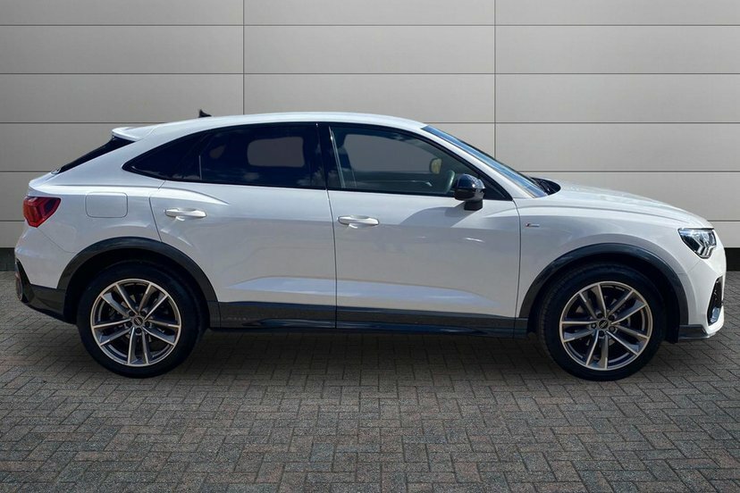 Audi Q3 1.5 Tfsi Cod 35 Black Edition Sportback White #4
