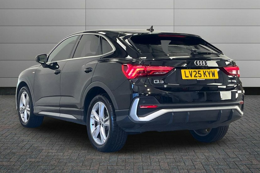 Audi Q3 1.5 Tfsi Cod 35 S Line Sportback Black #3