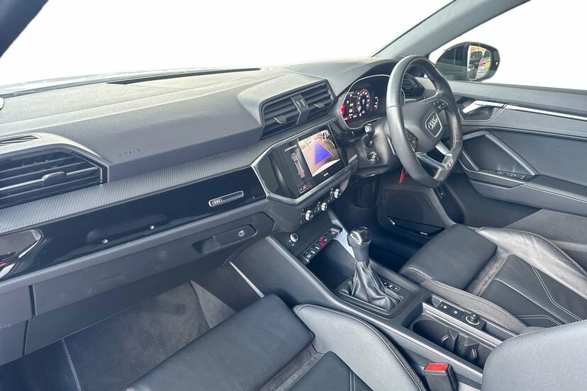 Audi Q3 1.5 Tfsi Cod 35 Black Edition Suv S Tro RF21PVN White #2