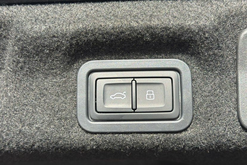 Audi A6 Saloon Launch Edition Black #32