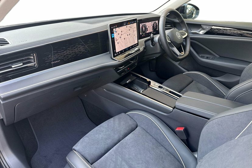 Volkswagen Passat 1.5 Tsi Ehybrid 19.7Kwh Elegance Estate KM26RVR Black #2