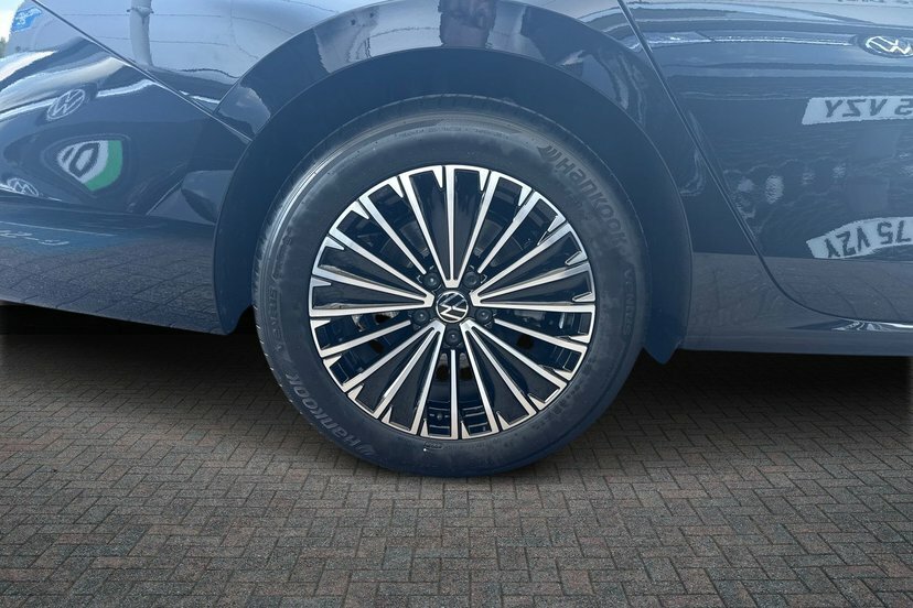 Volkswagen Passat 1.5 Tsi Ehybrid 19.7Kwh Elegance Estate KM26RVR Black #5