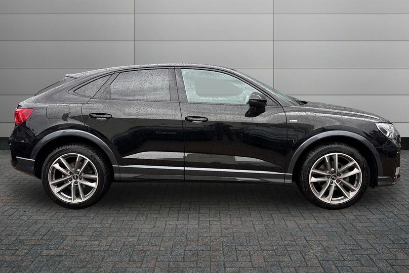 Audi Q3 1.5 Tfsi Cod 35 Black Edition Sportback CV23YJG Black #4