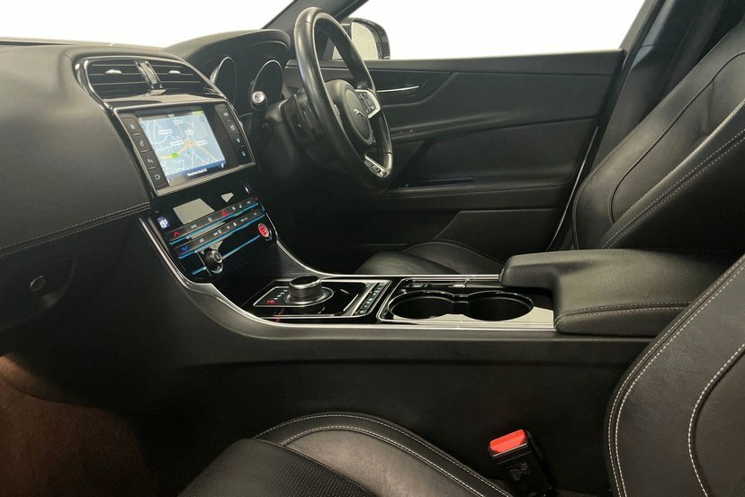 Jaguar XE 2.0 Gtdi R-sport Saloon 200 Ps White #2