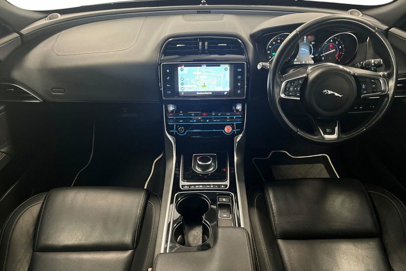 Jaguar XE 2.0 Gtdi R-sport Saloon 200 Ps White #6
