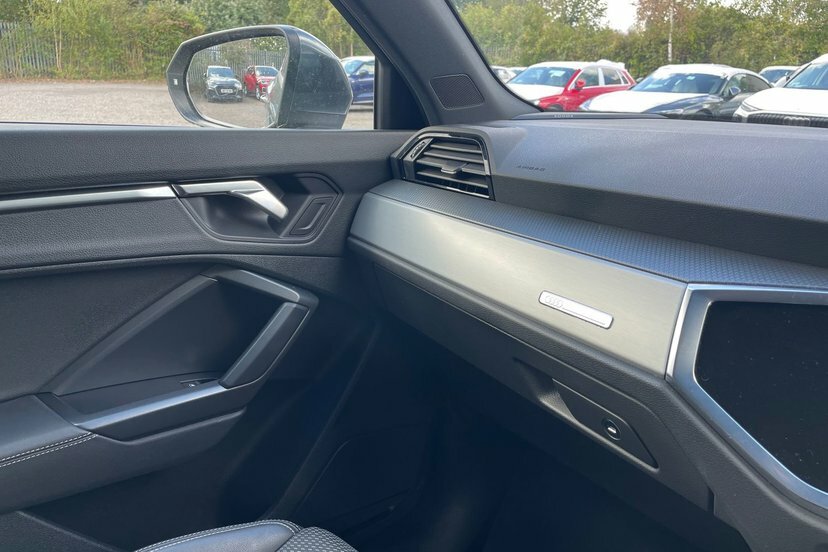 Audi Q3 Technik Black #21