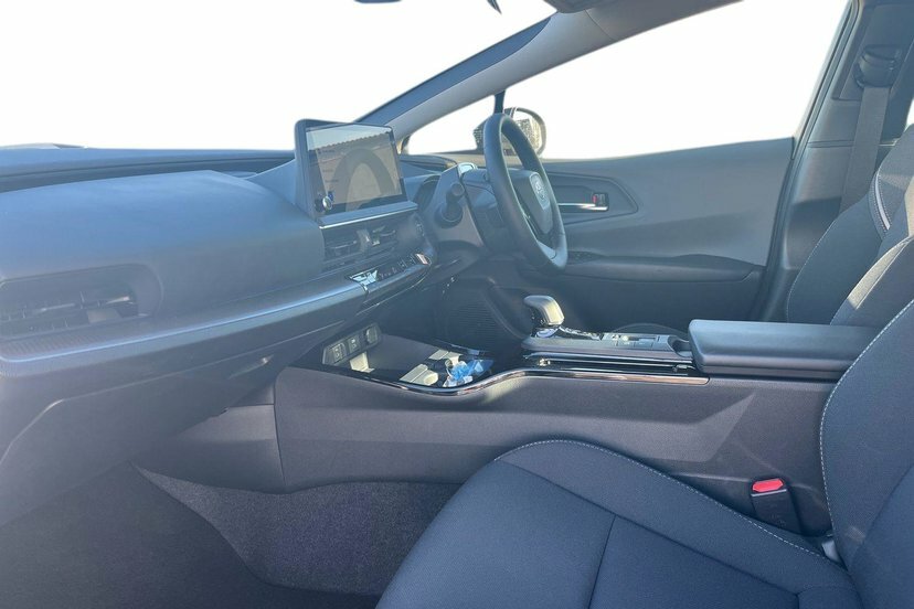 Toyota Prius 2.0 13.6Kwh Design Hatchback Plug-in Hy #2