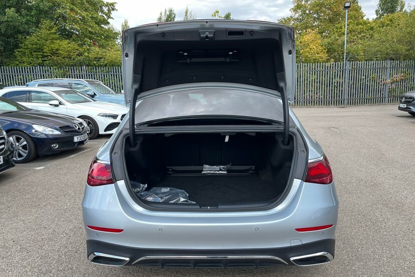 Mercedes-Benz E Class Saloon Black #31