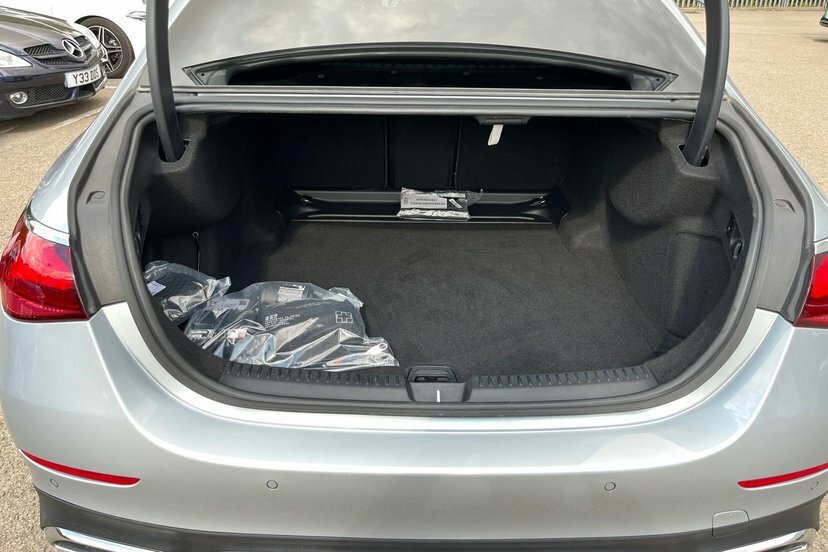 Mercedes-Benz E Class Saloon Black #33