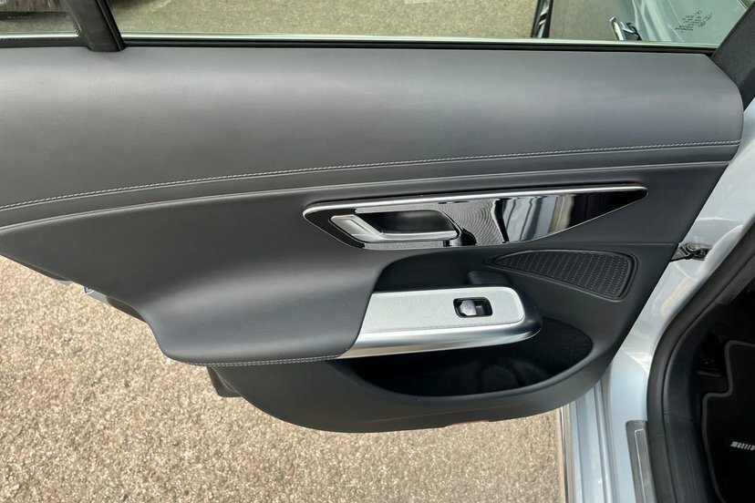 Mercedes-Benz E Class Saloon Black #28
