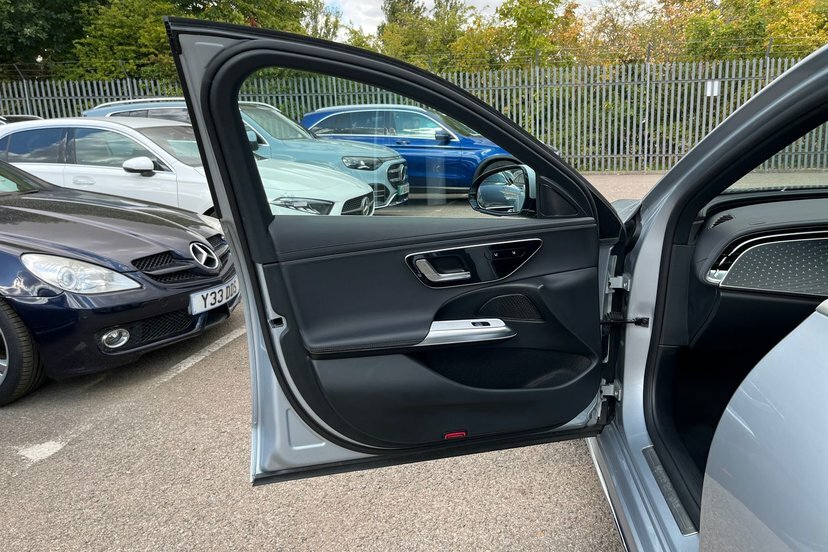 Mercedes-Benz E Class Saloon Black #25