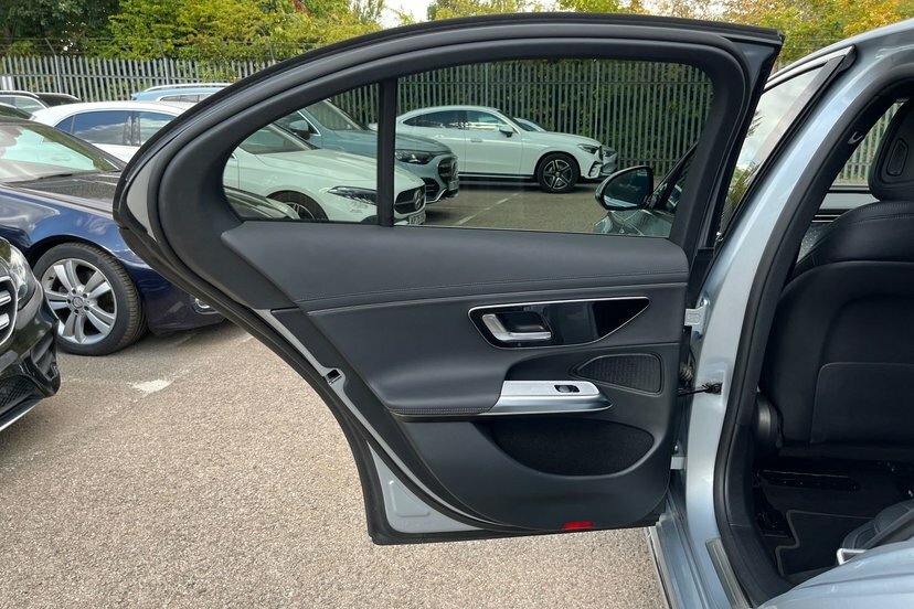 Mercedes-Benz E Class Saloon Black #27