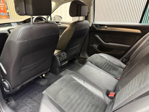 Volkswagen Passat S Black #47