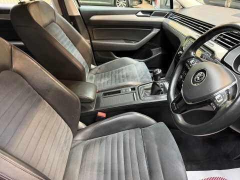 Volkswagen Passat S Black #34