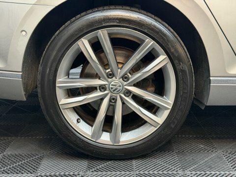 Volkswagen Passat S Black #28
