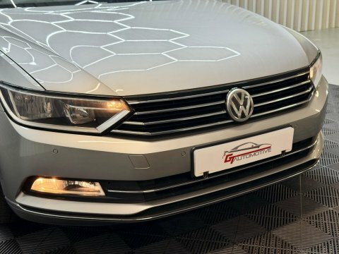 Volkswagen Passat S Black #23