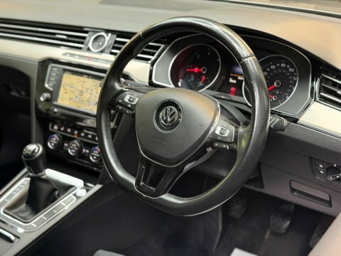 Volkswagen Passat S Black #36