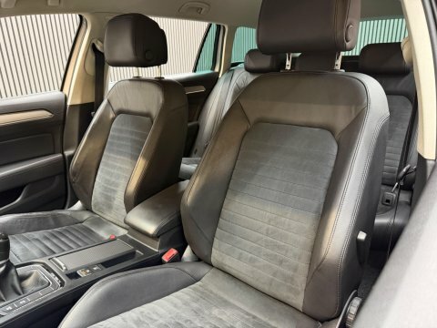 Volkswagen Passat S Black #50