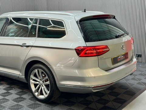 Volkswagen Passat S Black #17