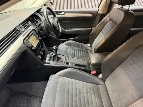 Volkswagen Passat S Black #51