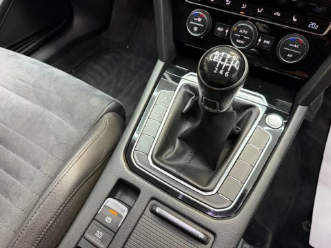 Volkswagen Passat S Black #67