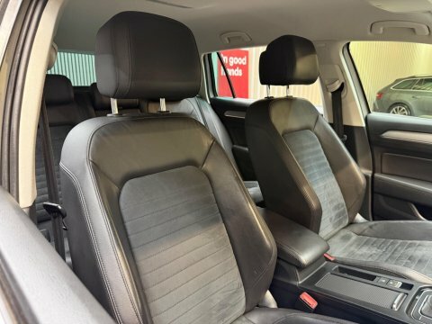 Volkswagen Passat S Black #33