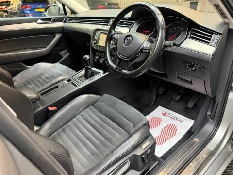 Volkswagen Passat S Black #35