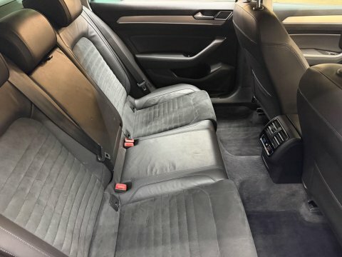 Volkswagen Passat S Black #42