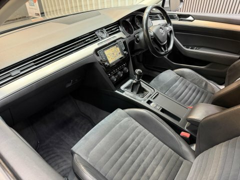 Volkswagen Passat S Black #49