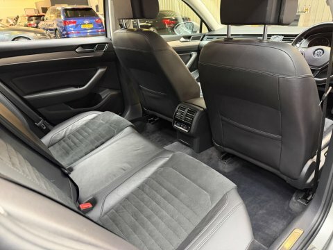 Volkswagen Passat S Black #43