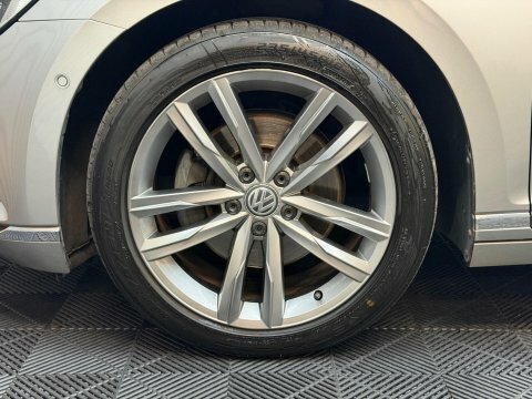 Volkswagen Passat S Black #30