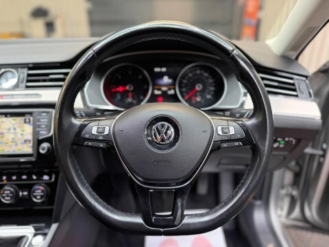 Volkswagen Passat S Black #57