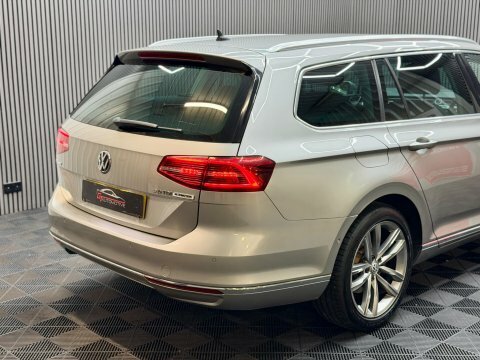 Volkswagen Passat S Black #10