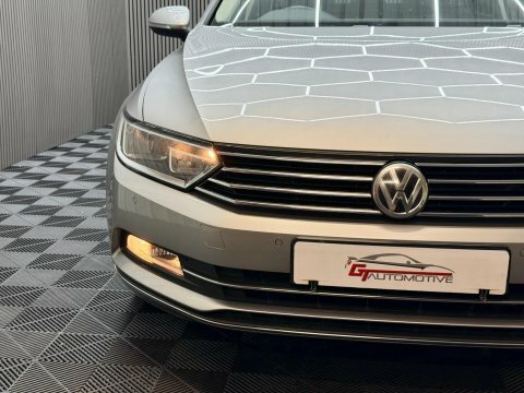 Volkswagen Passat S Black #25